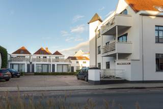Roeselare : Instapklare hoek duplexappartement met 1 slaapkamer (kan opgesplitst worden )  met ruim terras nabij centrum + zolder.<br /><br />Ontdek deze lichtrijke en instapklare hoekwoning op een toplocatie nabij het centrum, station en winkels. Met één ruime slaapkamers en een prachtig hoekterras is dit de ideale woonst voor wie comfort en een centrale ligging zoekt.<br /><br /><strong>Indeling:</strong><br />Gelijkvloers: inkomhal, lichtrijke woonkamer met aansluitende geïnstalleerde keuken en vooraan een terras.<br />Eerste verdieping: nachthal, badkamer, een riante slaapkamer en een ruim hoekterras.<br />Zolder : opbergzolder<br /><br /><strong>Extra troeven</strong>:<br />* EPC-label C<br />* Mogelijkheid tot aankoop van een staanplaats<br />* Momenteel verhuurd, ideaal als investering<br /><br />Interesse? Contacteer ons voor een bezoek! 051/62 40 40