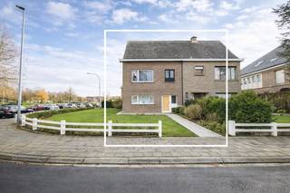 Deze karaktervolle halfopen bebouwing aan het Sint-Jansplein 11 in Sint-Niklaas weet onmiddellijk te charmeren door haar unieke combinatie van ruimte, licht en een uitzonderlijke ligging. Wie graag het stadsleven binnen handbereik heeft, maar tegelijk wil thuiskomen in een rustige en groene omgeving, vindt hier zonder twijfel zijn ideale plek. Winkels, scholen en alle dagelijkse voorzieningen liggen op wandelafstand.<br /><br />Bij het binnenkomen wordt duidelijk hoe verzorgd en hedendaags deze woning werd ingericht. De inkomhal is licht en uitnodigend, en leidt naar de ruime leefruimte, waar een aangename openheid heerst. De eetplaats sluit hier naadloos aan. De keuken biedt volop ruimte en gebruiksgemak, en wordt vergezeld door een praktische berging die zorgt voor extra opslagcomfort. Op het gelijkvloers zorgt de aanwezige airconditioning bovendien voor extra comfort en een prettig binnenklimaat, zowel in de zomer als in het tussenseizoen.<br /><br />Op de eerste verdieping bevinden zich vier ruime slaapkamers. De badkamer, eveneens op deze verdieping, is uitgerust met douche, toilet en wastafel, terwijl op het gelijkvloers een apart gastentoilet voor extra comfort zorgt. De bovenste verdieping is een absolute meerwaarde: een ruime zolder die moeiteloos kan worden omgevormd tot extra slaapkamer, bureau of ontspanningsruimte. Met een trektrap bereikt u eenvoudig deze veelzijdige verdieping, die u volledig naar eigen wens kunt afwerken.<br /><br />Daarnaast beschikt de woning over een aanpalende garage die vandaag dienstdoet als bijkomende opslagplaats. Hier bergt u moeiteloos fietsen, tuinmateriaal en andere benodigdheden op, en er is bovendien reeds een aansluiting voorzien voor wasmachine. De tuin maakt het geheel compleet: een prachtig zuidgerichte buitenruimte waar u de hele dag door van de zon geniet. Ook de voor- en zijtuin versterken het open en lichte karakter dat deze woning zo aangenaam maakt.<br /><br />Laat u verrassen door de uitstraling, de ligging en het potentieel van deze unieke thuis in het hart van Sint-Niklaas. Neem vandaag nog contact op en ontdek wat deze woning voor u kan betekenen.<br /><br />Dit pand is onderworpen aan de renovatieverplichting van de Vlaamse overheid voor residentiële gebouwen (behoudens bij sloop binnen 5 jaar na de aankoop). Consulteer voor meer informatie de website van het Vlaams Energie- en Klimaatagentschap via https://www.vlaanderen.be/een-huis-of-appartement-kopen/renovatieverplichting-voor-residentiele-gebouwen.