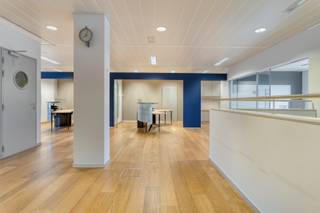 <span><span>In het dorpscentrum van <strong>Dadizele</strong>, deelgemeente van Moorslede, bieden we u dit ruime<strong> handelspand of kantoorruimte</strong> aan gelegen op een commerciële locatie met <strong>veel passage en zichtbaarheid</strong>. Het pand, gelegen in de schaduw van de basiliek van Dadizele, situeert zich in een kleinschalige residentie 'Torreke' met slechts 2 entiteiten.<br /><br />Deze statige bebouwing werd opgericht in het jaar <strong>2000</strong> en bevindt zich in een uitstekende staat.<strong> In een handomdraai kan dit pand terug perfect functioneren als handelszaak of kantoorruimte.</strong> Het voormalige bankkantoor beschikt maar liefst over een <strong>bruikbare vloeroppervlakte van 410 m²</strong> verdeeld over <strong>3 verdiepingen</strong>. Daarnaast is er ook een <strong>tuin</strong> aanwezig met doorgang (wandelpaadje) naar de straat. De perceeloppervlakte bedraagt <strong>611 m²</strong>. Het eigendom wordt <strong>bemeubeld </strong>verkocht.<br /><br />Het pand beschikt over een aandeel in het gebouw van 645/1.000sten. Er is geen VME of syndicus. Bovendien is er geen renovatieverplichting, aangezien men kan genieten van een <strong>gunstig energielabel C</strong>. Daarnaast is het eigendom ook<strong> asbestveilig</strong> en is er een <strong>conform attest van elektrische keuring</strong> aanwezig. De ramen zijn uitgerust met<strong> dubbele beglazing en aluminium raamkozijnen</strong>. Verwarming gebeurt met<strong> CV-installatie</strong> op aardgas (luchtafgifte) en deels elektrisch (op heden niet meer in gebruik en na te zien op goede werking). Er is ook <strong>ventilatie </strong>en een <strong>airco-unit </strong>voorzien (luchtgroep op dak).<br /><br /><u>De indeling van de ruimtes is als volgt:</u><br /><strong>Kelderverdieping</strong>: lange gang met archiefruimte - servicelokaal - kluis - berging - sas - kruipruimte.<br /><strong>Gelijkvloers</strong>: inkom/lobby met loket, toegang tot tellerlokaal en veiligheidssas - grote, polyvalente binnenruimte - trapzaal naar kelder en eerste verdieping - balie/receptie - berging en technische ruimte - backoffice - 7 à 8-tal burelen.<br /><strong>Eerste verdieping</strong>: refter met keuken - sanitair gedeelte - technisch lokaal.<br /><strong>Exterieur</strong>: zuidgerichte tuin met terras met doorgang naar straat (erfdienstbaarheid).<br /><br />Wenst u meer informatie of graag een plaatsbezoek? Contacteer <strong>Diksimmo</strong> op het nummer<strong> 051 50 11 51</strong> of mail naar diksmuide@diksimmo.be.</span></span>