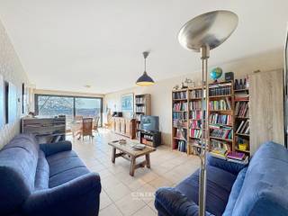 ENERGIEZUINIG appartement met 2 slpks, 2 terrassen, een FANTASTISCH UITZICHT, een kelderberging én een GARAGEBOX op wandelafstand van het centrum en het openbaar vervoer te Roeselare!<br /><br /><strong>INDELING:<br /><u><em>Vierde verdieping:</em></u></strong><br />Inkomhal - ruime living - ingerichte open keuken (O.a. met heteluchtoven, fornuis, dampkap, dubbele spoelbak én frigo) - wasplaats (met voorzieningen voor wasmachine en droger) - badkamer (O.a. met lavabomeubel, ligbad én douche) - afzonderlijk gastentoilet (met lavabo) - 2 RUIME slaapkamers - Oost-gericht terras - ZUIDWEST-gericht zonneterras met een FANTASTISCH UITZICHT over Roeselare!<br /><br /><u><strong>Opmerkingen:</strong></u><br />- ENERGIEZUINIG appartement: Epc = 109 kWh/m2 (B)!<br />- Asbestveilig!<br />- Lift aanwezig.<br />- Vrij bij akte.<br />- Private kelderberging inbegrepen in de prijs.<br />- Private garagebox inbegrepen in de prijs.<br /><br />Aarzel zeker niet om ons te contacteren voor verdere info en/of een bezoek ter plaatse: 051/817.817 - info@centro.be.