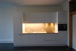 Ruim gelijkvloers appartement met 2 slaapkamers en binnenkoer, gelegen in het centrum van Maaseik, vlak aan de markt. ALGEMEEN:- Verwarming: aardgas-...