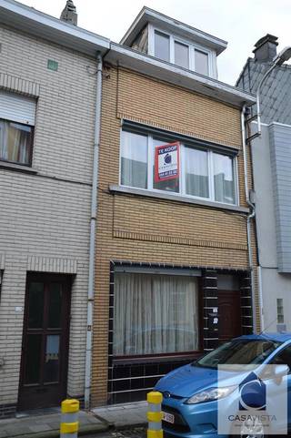 MAISON FAMILIALE RAFRAÎCHIE AVEC JARDIN Cette habitation chaleureuse est située sur un terrain de 260 m² offrant une vue magnifique sur la Dendre...