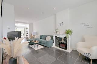 Bij het betreden van de woning komt u in de inkomhal die toegang biedt tot enerzijds het gastentoilet en anderzijds de lichtrijke leefruimte met...