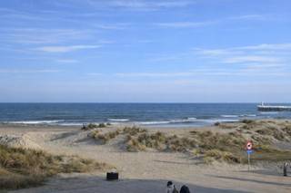 Studio haut de gamme avec coin couchage séparé situé au premier étage de la résidence Sirenuse, Zeedijk 55 Nieuwpoort. L'ouverture et la sensation d'espace ont été choisies en permettant d'ouvrir complètement la zone de couchage à l'aide d'un système de paroi coulissante pratique. L'impression de mer vous envahit dès que vous entrez. Emplacement idéal à proximité des commerces, sortie latérale Albert I Laan possible et possibilité de louer une place de parking.Disposition :- hall d'entrée- coin nuit séparé avec lit intégré et placards- espace de vie lumineux- cuisine ouverte avec réfrigérateur, plaque à induction, four combiné et lave-vaisselleAvantages :- rénové haut de gamme- vue magnifique sur la mer et les dunes- emplacement idéalVous recherchez un appartement magnifiquement rénové avec vue frontale sur la mer ? N'hésitez pas à prendre rendez-vous !