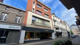 Het pand is modern ingericht en beschikt over grote etalage ruimtes die zorgen voor veel natuurlijk licht en een uitstekende zichtbaarheid van uw producten.<br /><br />Het handelspand is voorzien van een handelsruimte waar uw klanten van harte welkom zijn, een bureel waar u rustig kunt werken, en een stockage ruimte waar u uw voorraad kunt opslaan. Ook beschikt het pand over een grote kelder die voor diverse doeleinden kan worden gebruikt.<br /><br />De CV op gas zorgt voor een aangename warmte in het pand, en door het EPC-label C (421 kWh/(m² jaar)) is het handelspand redelijk energiezuinig.<br /><br />Dit instapklare handelspand is beschikbaar in overleg en is daarom perfect voor wie snel een winkel of kantoor wilt opstarten. Mis deze unieke kans niet en neem snel contact met ons op om een afspraak te maken voor een bezichtiging!