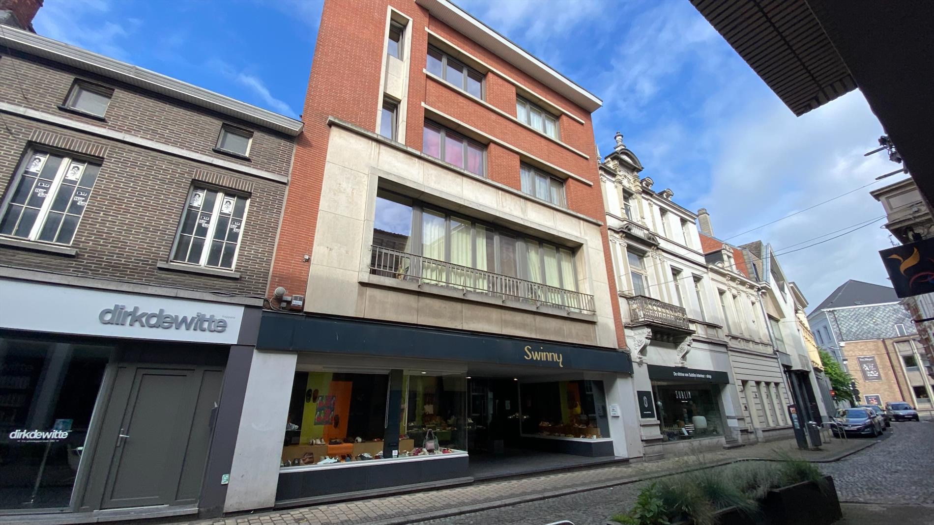 Dit prachtige handelspand bevindt zich op een toplocatie in Lokeren, in de Kerkstraat - foto 1