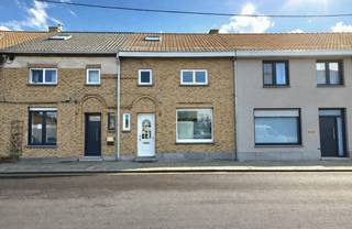 Maak uw bezoek aan ons nog eenvoudiger! Vul vooraf de huurdersfiche in en bezorg deze via mail aan verhuur@vastgoeddemeyer.be. U vindt de fiche onder downloads. Na ontvangst nemen wij contact met u op om een afspraak ter plaatse in te plannen. Alvast bedankt!<br /><br />Deze charmante stadswoning is volledig gerenoveerd en biedt drie ruime slaapkamers, een zonnige tuin met terras én een centrale ligging in Tielt, op wandelafstand van winkels, scholen, horeca en openbaar vervoer. De woning is onmiddellijk beschikbaar.<br /><br />Bij binnenkomst komt u in de inkomhal die toegang geeft tot de gezellige woonkamer, met ruimte voor zowel een zit- als eetgedeelte. De keuken is uitgerust met oven, kookplaat, dampkap, spoelbak en koelkast, en grenst aan een ruime wasplaats met aansluitingen voor wasmachine en droogkast en een apart gastentoilet. Op het gelijkvloers vindt u ook de vernieuwde badkamer met lavabo en inloopdouche. Vanuit de keuken stapt u zo het terras op en geniet u van de ruime tuin, die achteraan een praktische achterom via een voetweg heeft.<br /><br />Op de eerste verdieping vindt u drie ruime slaapkamers, terwijl een vaste trap ook toegang biedt tot de zolder voor extra opslag. De woning beschikt daarnaast over een droge kelder.<br /><br />PLUSPUNTEN:<br />* CENTRALE LIGGING<br />* VOLLEDIG GERENOVEERD<br />* GESCHILDERD<br />* ENERGIEZUINIG<br />* RUIME TUIN