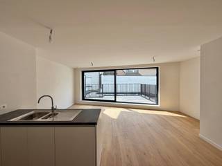 Découvrez cet appartement avec une vue latérale sur la mer, situé à deux pas de la plage.