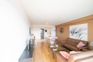 TE HUUR: Gemeubeld appartement op de vijfde verdieping gelegen in hartje Zoute op enkele passen van het Albertplein en de zee<br /><br />Indeling: inkomhall met gastentoilet en aparte berging. Zonnige woonkamer en eetplaats met een prachtig zicht over de villa's in het Zoute, uitgevend op het zuidgericht terras. Open keuken, twee slaapkamers, 1 badkamer.<br /><br />Gemeenschappelijke kosten: €50/maand.