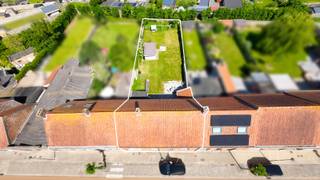 <span><span>In het dorpscentrum van <strong>Merkem</strong> situeert zich deze bijzonder ruime woning met<strong> 5 slaapkamers</strong>, uitgestrekte tuin en <strong>grote, inpandige garage (40 m²)</strong>. Het eigendom, met een bruikbare vloeroppervlakte van 282 m², bevindt zich aan de overkant van het 'Stationshuis' met bijhorend pleintje en parkeermogelijkheden. <br /><br />Deze omvangrijke bebouwing is gelegen op een perceel met een grondoppervlakte van 682 m² en biedt een <strong>zee aan ruimte en mogelijkheden</strong>. Men beschikt onder meer over maar liefst 5 slaapkamers. Daarnaast kan men tevens gebruik maken van een <strong>grote, nog in te richten zolderruimte (ca. 50 m²)</strong>. De ruime, inpandige garage biedt plaats aan 2 wagens of kan dienst doen als opslagruimte.<br /><br /><u>De indeling van de ruimtes is als volgt:</u></span></span>
<ul>
	<li><span><span>Droge kelder (15 m²);</span></span></li>
	<li><span><span>Gelijkvloers: inkom - ruime, lichtrijke woonkamer met zithoek en eetplaats - aanpalende, open keukenruimte - wasplaats en toilet - traphal met toegang tot eerste verdieping, kelder en achterdeur - voutekamer (slaapkamer 1) - grote, inpandige garage met sectionale poort.</span></span></li>
	<li><span><span>Eerste verdieping: trap- en nachthal - slaapkamer 2 - slaapkamer 3 - slaapkamer 4 - slaapkamer 5 - bergplaats - grote badkamer met douche, toilet en dubbel lavabomeubel - toegang tot zolder via luik in de nachthal.</span></span></li>
	<li><span><span>Tweede verdieping: zeer ruime, nog in te richten zolderruimte.</span></span></li>
	<li><span><span>Exterieur: uitgestrekte achtertuin met terras, tuinhuis en kippenren.</span></span></li>
</ul>
<span><span> De woning werd <strong>energielabel D</strong> toegekend en valt dus <u>niet</u> onder de renovatieverplichting. Zo is de zolderplaat geïsoleerd, beschikt men over ramen met<strong> dubbele beglazing en rolluiken</strong>, en wordt er verwarmd met <strong>centrale verwarming op aardgas</strong> (nieuwe hoogrendementsketel geplaatst in 2025). Ook belangrijk om te vermelden dat de <strong>elektrische installatie conform gekeurd is tot 2050</strong>.<br /><br /><u>Enkele troeven:</u></span></span>

<ul>
	<li><span><span><strong>Royale bruikbare vloeroppervlakte van 282 m²</strong>;</span></span></li>
	<li><span><span>5 slaapkamers;</span></span></li>
	<li><span><span>Grote, dubbele garage (3,47 meter breed op 11,70 meter diep);</span></span></li>
	<li><span><span>Energielabel D en conform gekeurde, elektrische installatie.</span></span></li>
</ul>
<span><span>Interesse in deze interessante en ruime woning? Meer info of een bezoek gewenst? Bel Diksimmo op het nummer 051 50 11 51 of mail naar diksmuide@diksimmo.be.</span></span>