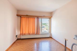 Dit appartement omvat een ruime inkomhal, apart toilet, een berging, 2 slaapkamers waarvan 1 met toegang tot het terras aan de achterzijde,...