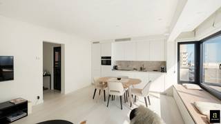 <span>Fantastisch gerenoveerd appartement met zijdelings zeezicht gelegen vlakbij de zee, de Kustlaan en de Approach Minigolf. Indeling: Inkomhal met gastentoilet. Lichtrijke woon- en eetkamer met zijdelings zeezicht. Moderne open keuken voorzien van alle apparatuur. 1ste ruime slaapkamer. 2de slaapkamer met stapelbedjes. De slaapkamers zijn voorzien van ingemaakte kasten. Badkamer met aansluiting voor wasmachine/droogkast. Privatieve kelder in de residentie. Meubels in de prijs. Interessante investering! Contacteer ons om een bezoek in te plannen. </span>