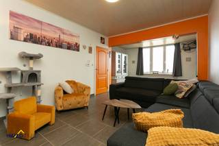 Deze instaplare woning beschikt op het gelijkvloers over een inkomhal, gezellige woonkamer met zithoek, een open, ingerichte keuken met eethoek. Er...