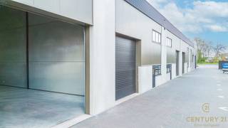 De unit is uitgerust met krachtstroom en wateraansluiting en beschikt reeds over een eenvoudig toilet. Daarnaast is er een...