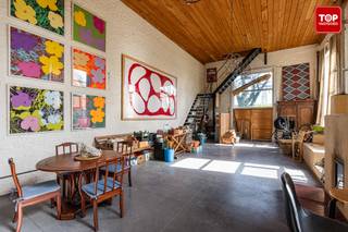 <span>Oude orangerie met een ruim atelier en veelzijdige werkruimte.<br /><br />Dit karaktervolle pand op een ruim perceel van 1.365 m² biedt een uitzonderlijke opportuniteit voor wie op zoek is naar ruimte, potentieel en een strategische ligging. Gelegen in een vlot bereikbare omgeving met een uitstekende verbinding naar Gent en Evergem, en op slechts vijf minuten van de R4, combineert deze eigendom bereikbaarheid met rust. Het centrum van Gent bereikt u bovendien in slechts twintig minuten met de fiets, terwijl openbaar vervoer zich op wandelafstand bevindt.</span><br /><br /><span>Met een bewoonbare oppervlakte van maar liefst 278 m² beschikt de woning over drie volwaardige slaapkamers, drie badkamers en een ruime polyvalente atelier/werkplaats. Dit maakt het pand uitermate geschikt voor zelfstandigen, vrije beroepen of hobbyisten die wonen en werken willen combineren.</span><br /><span>De woning is origineel van begin jaren 1900 met de charme en de robuustheid van toen.</span><br /><br /><span>De ruime, prachtig aangelegde tuin is een absolute troef en biedt volledige privacy. Hier geniet u in alle rust van het buitenleven, met een uniek uitzicht op de Gentse jachthaven.</span><br /><br /><span>Deze eigendom biedt tal van mogelijkheden:</span><br /><br /><span>Een totaalrenovatie naar eigen smaak en normen</span><br /><span>De realisatie van een nieuw project.</span><br /><span>Eventuele verkaveling in meerdere percelen (onder voorbehoud van het bekomen van de nodige vergunningen)</span><br /><span>Tal van woon-werk/handel combinaties mogelijk volgens het RUP!</span><br /><br /><span>De woning is beschikbaar bij akte.</span><br /><br /><span>Interesse? Contacteer Top Vastgoed voor een bezoek via 0475 700 700.</span>