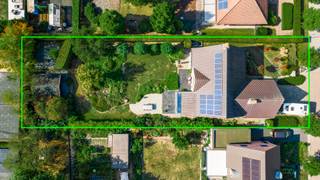 IN OPTIE!! Sommige woningen overtuigen door de manier waarop alles samen klopt. Deze ruime villa in een doodlopende, kindvriendelijke straat combineert een bijzonder doordachte indeling met veel licht, groen en een uitstekende zuidwestelijke oriëntatie. Grote raampartijen brengen de tuin tot diep in de woning en zorgen voor een aangenaam gevoel van ruimte en rust.<br /><br /><strong>Ligging</strong><br />De Steenboklaan geniet van een uitzonderlijk rustige, residentiële ligging in Sint-Job-in-'t-Goor, met weinig tot geen verkeer en veel groen in de omgeving. Winkels, scholen en dagelijkse voorzieningen bevinden zich vlot binnen bereik, net als de E19 richting Antwerpen en Breda. Ook voor wandelaars en fietsers bieden de nabijgelegen bossen, de vaart en de Antitankgracht een prachtige omgeving.<br /><br /><strong>Indeling</strong><br />Via de brede oprit met ruime parkeergelegenheid en dubbele inpandige garage bereikt u de centrale inkomhal met vestiaire en gastentoilet.<br /><br />Aan de ene zijde bevindt zich het leefgedeelte, waar woonkamer, lees- en zithoek, eetruimte en keuken op een natuurlijke manier in elkaar overvloeien. De vele raampartijen zorgen hier voor een overvloed aan daglicht en een mooi zicht op de rijk beplante tuin. De keuken werd afgewerkt met natuursteen en sluit aan op de veranda, een heerlijke plek om doorheen het jaar te genieten.<br /><br />Aan de andere zijde geeft een praktische hal toegang tot de garage, een slaapkamer, complete badkamer en ruime was- en berging met ingemaakte kasten. Hierdoor is ook gelijkvloers wonen perfect mogelijk.<br /><br />De doordachte indeling zorgt voor een natuurlijke verbinding tussen de verschillende ruimtes. De karaktervolle travertinvloer loopt door over verschillende ruimtes en de trap, wat voor visuele rust en een mooi gevoel van samenhang zorgt.<br /><br /><strong>Op de eerste verdieping</strong> bevinden zich vijf slaapkamers, waarvan één is ingericht als bureau en een andere als dressing, en een ruime tweede badkamer met douche, toilet en plaats voor een ligbad of sauna.<br /><br /><strong>De tweede verdieping</strong> biedt nog een ruime opbergzolder.<br />Verder beschikt de woning over een wijnkelder en een kruipruimte onder de gehele woning.<br /><br /><strong>Tuin</strong><br />De groene, volwassen tuin geniet van een uitstekende zuidwestelijke oriëntatie en veel privacy. Aan de woning bevindt zich een ruim terras met zonneluifel, terwijl achteraan nog een tweede terras werd aangelegd.<br /><br /><strong>Bijzonderheden</strong><br />Uitstekende ligging, 6 slaapkamers, 2 badkamer, Zuidwest tuin, EPC: B, 20 zonnepanelen, twee airco-units, kwalitatieve ingemaakte kasten en duurzame materialen.