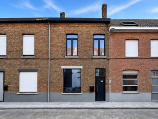 Op te frissen woning met 3 slaapkamers en zonnige buitenruimte!<br /><br />In een rustige woonomgeving in Assebroek, op korte afstand van Brugge Centrum en het station, diverse winkels, scholen en dagelijkse voorzieningen, bevindt zich deze charmante woning met een praktische indeling, drie volwaardige slaapkamers en een verrassend ruime zuidoostgerichte buitenruimte van ca. 30 m².<br /><br />Ook technisch beschikt de woning over een aantal belangrijke troeven. Zo is de elektrische installatie conform gekeurd, is de woning voorzien van hoogrendementsbeglazing en zorgt een condenserende verwarmingsketel voor een efficiënte verwarming. Dankzij deze voorzieningen beschikt de woning over een gunstig EPC-label C.<br /><br />Deze woning omvat volgende indeling op het gelijkvloers: inkomhal met polyvalente ruimte ideaal als fietsenberging, praktische berging, bureau-, speel- of hobbyruimte, afhankelijk van de noden van de bewoners - leefruimte met gezellige gaskachel en zicht op de zuidoostgerichte koer - keuken in het verlengde van de leefruimte - wasplaats met toilet - zuidoostgerichte koer van 30m² met bijgebouw van 18m² die bijkomende mogelijkheden biedt als bergruimte, hobbyruimte, atelier of andere polyvalente invulling - kelderruimte als extra opslag.<br />Eerste verdiep: nachthal met 2 ruime slaapkamers <br />Tweede verdiep: nachthal - 1 slaapkamer - badkamer met douche in bad, lavabo en toilet.<br /><br />Een interessante eigendom voor wie op zoek is naar een praktische woning met drie slaapkamers, een aangename buitenruimte en extra polyvalente ruimtes, gelegen op korte afstand van het centrum van Brugge. De woning biedt bovendien nog de mogelijkheid om de afwerking verder naar eigen smaak te optimaliseren. Als extra troef beschikt de woning over een bijzonder gunstig kadastraal inkomen van slechts €299.<br /><br />Voor verdere informatie of vrijblijvend bezoek contacteer Céline op 0476/60 60 23 of mail naar celine@immax.be