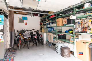 <p><span>HOBOKEN | CHARMANTE, INSTAPKLARE RIJWONING MET DRIE SLAAPKAMERS EN TUIN OP EEN TOTALE GRONDOPPERVLAKTE VAN 150m² | EPC B | </span></p><p><span>Indeling als volgt: gelijkvloers: garage met elektrische poort - inkomhal - badkamer met ligbad, lavabomeubel en toilet - slaapkamer achteraan - ruime woonkamer - geïnstalleerde keuken - tuin met tuinhuis. </span></p><p><span>Eerste verdieping: overloop - twee ruime slaapkamers.</span></p><p><span>Geïsoleerde voorgevel.</span></p><p><span>Gelegen in een woonwijk en in de onmiddellijke omgeving van winkels, scholen en openbaar vervoer.</span></p><p><span> </span></p>