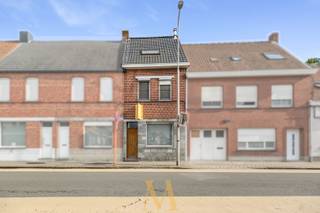 Deze ruime rijwoning met 4 slaapkamers en garage is gelegen op wandelafstand van het centrum van Waregem. Winkels, scholen en andere voorzieningen bevinden zich in de nabije omgeving. Ook het op- en afrittencomplex van de E17 is vlot bereikbaar.<br /><br />Bij het binnenkomen komt u terecht in de inkomhal, die toegang geeft tot de lichtrijke woonkamer. Aansluitend bevindt zich de uitgeruste keuken. Vanuit de keuken is er toegang tot de kelder, die extra bergruimte biedt. Op het gelijkvloers bevindt zich eveneens de badkamer met inloopdouche. Vanuit de woning heeft u toegang tot het zuidoostgerichte terras en de onderhoudsvriendelijke tuin, waar zich ook een praktisch bijgebouw bevindt. Achteraan beschikt de woning over een handige uitweg.<br /><br />Op de eerste verdieping bevinden zich drie slaapkamers. De tweede verdieping werd ingericht als een vierde, ruime slaapkamer. Daarnaast beschikt de woning over een kelder en een garage.<br /><br />Troeven:
<ul>
	<li>4 slaapkamers</li>
	<li>Garage</li>
	<li>Uitweg achteraan</li>
	<li>Centrale ligging op wandelafstand van het centrum van Waregem</li>
</ul>
<br />Interesse of een bezoek?<br />Contacteer Maxime Vanneste via 0498 44 78 00 of info@maximevanneste.be.