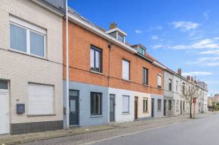 Een instapklare en energiezuinige woning (EPC: B) met 3 slaapkamers en mogelijkheid tot 2 douchekamers en tuin. Gelegen nabij centrum en invalswegen.<br /><br />Op het gelijkvloers: living/leefruimte (35.00m²), keuken (14.00m²), douchekamer/wasplaats (dubbele lavabo met meubel, douche, toilet);<br />Op de eerste verdieping: 2 slaapkamers (16.65 / 12.85m²);<br />Op de tweede verdieping: slaapkamer 3 met douchekamer (21.00m² - lavabo met meubel, toilet, aansluiting douche reeds voorzien);<br />Verder: terras/tuin.<br /><br />Buitenschrijnwerk PVC dubbele beglazing + elek. rolluiken<br />Recente centrale verwarming met condensatieketel op aardgas<br />EPC: 174 Kwh/m² (label: B) - kadastraal inkomen: 710 EUR<br /><br />Stedenbouwkundige inlichtingen aangevraagd.