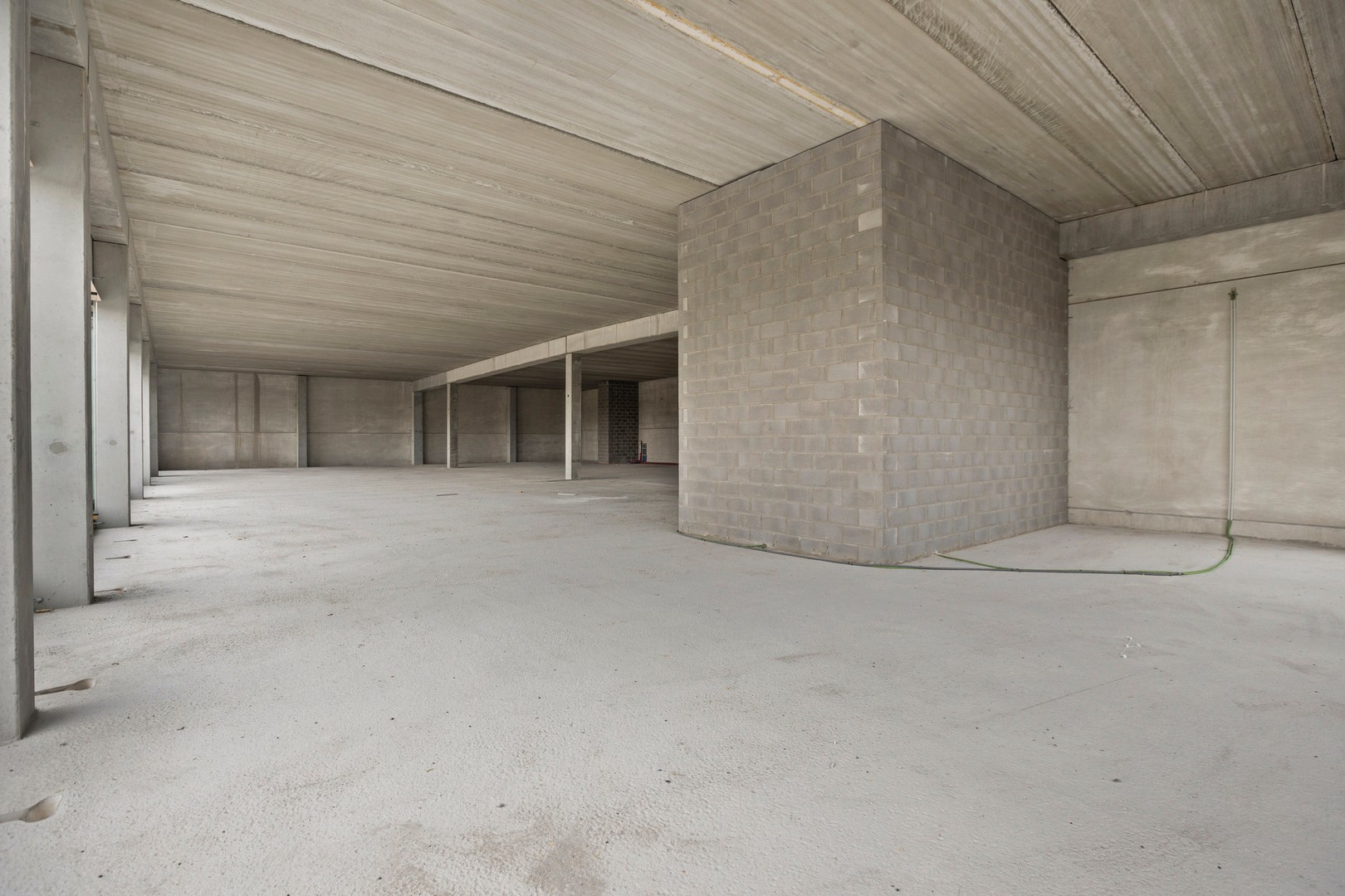 Kantoorruimte te huur op een zichtlocatie aan belangrijke invalswegen te Veurne - foto 4