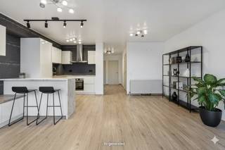 Cet appartement bénéficie d'un emplacement central au 5ème étage de la résidence « Staradd ». L'appartement dispose d'une surface habitable d'environ 72 m² + terrasse et offre une vue dégagée sur la J. de Troozlaan. Disposition :Hall d'entrée avec toilettes séparées pour les invitésSalle de bain avec douche et raccordement pour machine à laverSalon très lumineuxCuisine ouverteDeux chambres avec accès à la terrasseVous souhaitez plus d'informations ou une visite ? Contactez notre experte en immobilier résidentiel Céline Desmet : +32 472 18 38 50celine.desmet@dewaele.comLe bien est proposé selon la formule Power-sale. Du 14/01/2026 09:00 au 14/02/2026 16:00, vous pouvez visiter le bien sur rendez-vous et faire une offre. Le prix affiché est un prix indicatif. Pour plus d'informations, veuillez contacter le responsable du dossier.