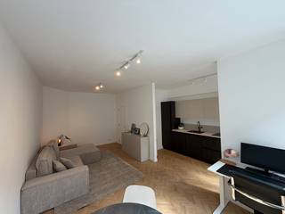 Stijlvol gerenoveerd 1-slaapkamerappartement met inpandige autostaanplaats in Oud-Berchem<br /><br />In de gegeerde wijk Oud-Berchem – Harmonie bevindt zich dit prachtig, volledig gerenoveerde appartement (2025) op de eerste verdieping, gelegen aan de Grétrystraat 19, 2018 Antwerpen. Een ideale woonplek voor wie op zoek is naar comfort, karakter en een centrale ligging. (Dichtbij stedelijke invalswegen en dicht bij de stad.)<br /><br />Bij het binnenkomen valt meteen het hoogwaardige visgraat parket op, dat het appartement een warme en elegante uitstraling geeft. De lichtrijke leefruimte sluit naadloos aan op de open, moderne keuken, die volledig is uitgerust en perfect integreert in het geheel. Het appartement beschikt over één ruime en lichtrijke slaapkamer. De badkamer is stijlvol afgewerkt en voorzien van een ligbad – ideaal om tot rust te komen na een drukke dag. <br />Daarnaast geniet u van extra bergruimte dankzij een private kelder. <br /><br />De energiezuinigheid (EPC B) draagt bij aan een comfortabel en toekomstgericht woongevoel.<br />Een absolute troef is de inpandige autostaanplaats die verplicht bij aan te kopen is voor €15.000.<br /><br />Troeven op een rij:<br />Volledig gerenoveerd in 2025<br />Gelegen in het populaire Oud-Berchem (Harmonie)<br />1 slaapkamer met ingemaakte kasten<br />Open keuken en lichtrijke leefruimte<br />Visgraat parket voor een luxueuze uitstraling<br />Badkamer met ligbad<br />Private kelder<br />EPC B<br />Inpandige autostaanplaats in het gebouw zelf<br /><br />Vraagprijs: €279.000 + verplicht aan te kopen inpandige autostaanplaats voor €15.000<br /><br />Interesse in dit instapklare appartement op toplocatie? Neem vandaag nog contact op voor een bezoek!<br />0474 24 91 28<br />Polderman@outlook.com