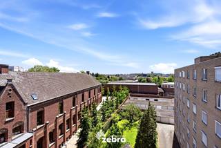 Instapklaar/licht op te frissen appartement met twee slaapkamers, 2 terrassen in Residentie Mayfair, pal aan het Polenplein in Roeselare. De Grote Markt, winkels, apotheek en andere voorzieningen bevinden zich op wandelafstand. Dankzij de wekelijkse dinsdagmarkt geniet je bovendien van extra gemak vlak bij huis.<br /><br />Gelegen op de zesde verdieping, bereikbaar met de lift, biedt dit appartement een prachtig open uitzicht over het Polenplein vanuit de leefruimte, de keuken en het terras. Vanuit het terras aan de slaapkamer geniet je bovendien van een uniek zicht op het koerskaffee van Roeselare.<br /><br />Met een netto bruikbare oppervlakte van 102 m² beschikt het appartement over een ruime en comfortabele indeling. <br /><br />Achteraan het gebouw is een private garagebox beschikbaar in het afgesloten garagecomplex (optioneel aan te kopen voor € 25.000).<br /><br />Het appartement beschikt over centrale verwarming op aardgas, EPC-Label C, heeft automatische rolluiken in de woonkamer en is asbestveilig.<br /><br /><strong>Ook wild geworden van deze thuis?<br />Twijfel dan niet langer en leg vandaag nog uw bezoek vast!</strong>