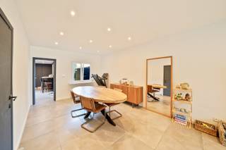 Mooi gerenoveerde woning in het gegeerde Mariakerke met 2 slaapkamers, zonneterras en koer! Deze woning werd recent gerenoveerd en onder meer...