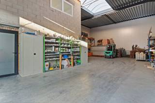 <p><span>KMO-Unit van 207m2 met bureel van 35m2 op uiterst centrale en snel toegankelijke locatie te Ham.</span></p><p><span> </span></p><p><span>Belangrijkste troeven:</span></p><p><span>- Centrale ligging</span></p><p><span>- Bureelruimte</span></p><p><span>- Sectionaal poort</span></p><p><span>- Gelegen nabij belangrijke verbindingswegen en autostrade</span></p><p><span>- Airco</span></p><p><span>- Aparte ontvangst/vergaderruimte met aparte inkom.</span></p><p><span> </span></p><p><span>Wenst u meer info of een vrijblijvende bezichtiging, contacteer dan ons kantoor op het nummer 011 85 15 15 en wij</span></p><p><span>helpen u graag verder.</span></p>