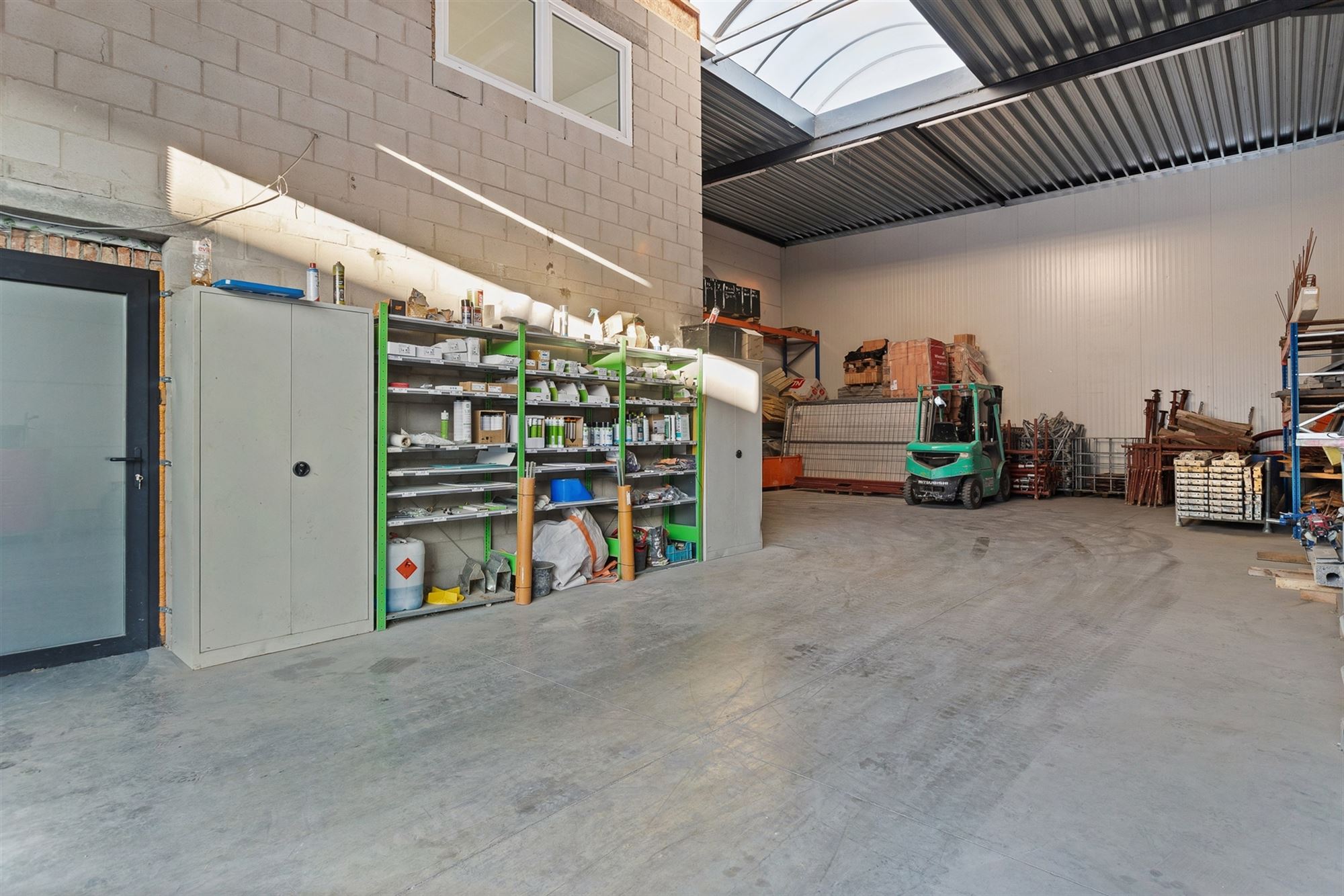 KMO-UNIT VAN 207 M2 MET BUREEL VAN 35M2 OP UITERST CENTRALE EN SNEL TOEGANKELIJKE LOCATIE TE HAM - foto 3