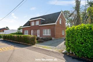 <p><span>Grondig te moderniseren woning, gunstig gelegen in een landelijke omgeving nabij het dorpscentrum van Beerzel (Putte), op een boogscheut van Heist-op-den-Berg.</span></p><p><span> </span></p><p><span>Deze gezellige woning biedt diverse mogelijkheden en kan na renovatie omgevormd worden tot een fijn thuis. De woning omvat op het gelijkvloers een lichtrijke woonkamer met aansluitend een leefkeuken en een badkamer. Op de eerste verdieping is er een nachthal die toegang biedt tot 2 ruime slaapkamers. Een vrijstaande garage en bijhorende berging zorgen voor heel wat stockageruimte. Indien u niet binnen wenst te vertoeven, kan u heerlijk genieten van de aangename tuin.</span></p><p><span> </span></p><p><span>Absoluut fijn gelegen op fietsafstand van het landelijke dorpscentrum met scholen, winkels, sport- en ontspanningsmogelijkheden. Vlotte bereikbaarheid via belangrijke invalswegen.</span></p><p><span> </span></p><p><span>Bent u op zoek naar een op te frissen woning die u volledig naar uw wensen kan inrichten? Dan is dit waarschijnlijk de woning die u zoekt. Kom de troeven ter plaatse ontdekken en maak een afspraak: 015/755 444 of info@immovercammen.be</span></p><p><span> </span></p><p><span>Renovatieplicht EPC: binnen 6 jaar na aankoop = verplichte renovatie tot label D of beter.</span></p><p><span> </span></p>