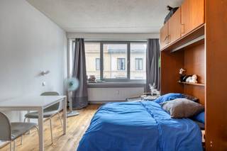 De studio heeft een bewoonbare oppervlakte van 32 m² en de badkamer en keuken werden recent nog gerenoveerd. Het appartement zelf is gelegen op de eerste verdieping van een kleinschalig gebouw in een heel aangename buurt.<br /><br />Indeling <br />- inkomhal<br />- leef- en slaapruimte<br />- open keuken<br />- badkamer met douche, lavabo en toilet<br /><br />Troeven:<br />- EPC label B<br />- absolute toplocatie<br />- badkamer en keuken werden recent gerenoveerd<br /><br />De studio wordt verkocht voor een vraagprijs van 149.000 euro. <br />Voor een afspraak of meer info: 03/206.76.76 of sophie.schelpe@dewaele.com. <br /><br />Had u graag uw eigen eigendom te koop aangeboden contacteer ons dan voor een vrijblijvende schatting, telefonisch op het nummer 03/206.76.76 of per mail naar antwerpen@dewaele.com. <br />Ook voor alle andere vragen omtrent vastgoed kan u steeds bij ons kantoor te Antwerpen terecht!<br /><br />Bestuursmaatregelen in het maatregelenregister: nee
