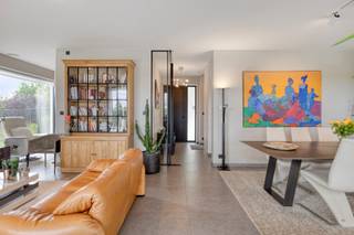 Deze energiezuinige villa werd gebouwd in 2014 en bevindt zich in uitstekende staat. Dankzij de recente bouw, kwalitatieve materialen en doordachte indeling geniet je hier van hedendaags wooncomfort in een rustige en groene omgeving.<br />De woning ligt op een volledig omheind perceel van 1.230 m² en beschikt over een ruime oprit met plaats voor meerdere wagens. Onder de grote overdekte carport kunnen maar liefst vier wagens worden geparkeerd.<br />Een automatische toegangspoort zorgt voor extra privacy en veiligheid.<br /><br />Via de ruime inkomhal met ingebouwde vestiaire en afzonderlijk gastentoilet kom je binnen in de royale open leefruimte. De woonkamer vormt het hart van de woning en beschikt over een stijlvolle elektrische open haard. Aansluitend bevindt zich een gezellige cosy corner, die perfect dienst kan doen als thuiskantoor, leeshoek, speelkamer of extra zithoek.<br />De ruime en bijzonder lichtrijke eetplaats sluit rechtstreeks aan op het overdekte terras en vormt samen met de volledig uitgeruste open keuken één harmonieus geheel.<br />Binnen en buiten vloeien hier moeiteloos in elkaar over, waardoor je het hele jaar door geniet van het groen rondom de woning.<br /><br />Een grote troef van deze villa is de volwaardige gelijkvloerse aanbouw. Deze ruimte is momenteel ingericht als extra slaapkamer met een eigen badkamer, maar kan dankzij haar multifunctionele karakter voor verschillende doeleinden worden gebruikt.<br />Denk bijvoorbeeld aan een praktijkruimte, kantoor voor een vrij beroep, gastenverblijf, kangoeroewonen of volledig gelijkvloerse slaapkamer met eigen sanitair.<br />Ook wie op zoek is naar een rolstoeltoegankelijke woning of toekomstgericht wil wonen, vindt hier bijzonder interessante mogelijkheden.<br />Op het gelijkvloers bevindt zich bovendien een praktische berging met alle nutsvoorzieningen en technieken. Van hieruit is er eveneens toegang tot de praktische prefab kelder.<br /><br />Op de bovenverdieping wordt het royale ruimtegevoel verdergezet.<br />Hier bevinden zich een polyvalente overloop, een ruime master bedroom met ingebouwde dressing, twee bijkomende volwaardige slaapkamers en een compleet uitgeruste badkamer.<br />De badkamer beschikt over een dubbele lavabo, een ruime inloopdouche, een ligbad en toilet.<br />Een absolute blikvanger is het riante dakterras, vanwaar je geniet van prachtige groene vergezichten over de omgeving.<br />Samen met de gelijkvloerse multifunctionele kamer beschikt de woning zo over vier volwaardige slaapkamers en verschillende mogelijkheden voor thuiswerk, hobby's of een professionele activiteit.<br /><br />Meer informatie of deze eigendom persoonlijk ontdekken?<br />Contacteer Immo Margaux. Wij bezorgen je graag alle verdere informatie en plannen met plezier een persoonlijk bezoek in.