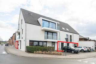 niek appartment centrum waregem, extreem hoge afwerkingsgraad enkel de keuken heeft hier al een waarde van 60.000 euro. <br /><br />Bent u op zoek naar een gelijkvloers appartment met het confort van uw huidige woning? Dan is dit appartment zeker het bezoeken waard. Een stadstuin of zeer ruim terras die zonovergoten is en geniet van volledige privacy.<br />Ik neem u even mee door het appartement:<br />Via de voordeur bereiken we de inkomhal met apart toilet, aansluitend hebben we de lichtrijke living met hoogwaardige keuken. De keuken is hier zeker een grote troef. Volledig voorzien van lades en afgewerkt met een natuursteen werkblad en spatwand.<br />Aansluitend hebben we een grote wasberging en de achterdeur richting de carport, hier kan ook heel vlot een laadpaal voorzien worden.<br />De living geniet van natuurlijk lichtinval en heeft zicht op het zuidgericht terras.<br />Daarnaast zijn er ook nog 2 slaapkamers en een badkamer.<br /><br />Troeven<br />• Instapklaar<br />• hoge afwerkingsgraad<br />• praktische ruimtes<br />• verlichting blijft<br />• carport achteraan<br />• regenput 10.000 l voor prive gebruik<br />• Buitengevel wordt nog volledig geschilderd.<br />Ben jij op zoek naar een appartement met het comfort van een gelijkvloerse woning? Neem dan vandaag nog contact op met ons kantoor.<br />