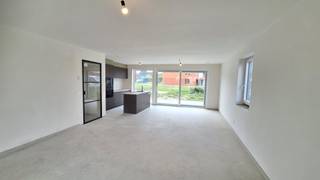 <strong>Halfopen woning te koop in De Vloei – Lot 129</strong><br /><br />Instapklare, energiezuinige halfopen woning met tuin en drie slaapkamers in de groene woonwijk De Vloei te Ieper.<br /><br />Deze kwalitatieve nieuwbouwwoning combineert modern wooncomfort met duurzame technieken zoals een warmtepomp, vloerverwarming, ventilatiesysteem D en zonnepanelen.<br />Dankzij het uitstekende E-peil van maximaal 20 geniet u van een lage energiefactuur en een aangenaam binnenklimaat, het hele jaar door.<br /><br /><strong>Indeling gelijkvloers : </strong>
<ul>
<li>Inkomhal met vestiaire</li>
<li>Gastentoilet</li>
<li>Lichtrijke leefruimte met zicht op de tuin</li>
<li>Ruime open keuken</li>
<li>Praktische wasplaats</li>
<li>Aangelegde tuin met tuinberging<br /> </li>
</ul>
<strong>Verdieping :</strong>
<ul>
<li>3 volwaardige slaapkamers</li>
<li>Ruime badkamer met dubbel lavabomeubel, inloopdouche, ligbad en toilet</li>
<li>Handige bovenberging<br /> </li>
</ul>
<strong>Volledig afgewerkt :</strong><br />De woning wordt volledig afgewerkt opgeleverd, inclusief:
<ul>
<li>Geïnstalleerde keuken</li>
<li>Volledig ingerichte badkamer</li>
<li>Vloerafwerking op gelijkvloers en verdieping</li>
<li>Terras en tuinaanleg</li>
</ul>
<br /><strong>Troeven :</strong><br />✔ Halfopen bebouwing met extra lichtinval<br />✔ Energiezuinig wonen (E-peil max. 20)<br />✔ Warmtepomp, vloerverwarming en zonnepanelen<br />✔ 3 slaapkamers<br />✔ Tuin met praktische tuinberging<br />✔ Instapklaar afgewerkt<br /><br />Interesse? Contacteer ons voor meer informatie of een bezoek via 051 21 11 11 of matias@imfiro.be