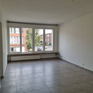 <p>TE HUUR totaal huurprijs 1100€ /apt</p><p>2 dezelfde appartementen in hetzelfde gebouw te huur met dezelfde indeling en huurprijs.<br />1ste apt : 2 de verdieping<br />2de apt. : 1ste verdieping</p><p>Allebei beschikbaar vanaf : 1/1/27</p><p>- Hal met aparte wc<br />- Ruime living met veel lichtinval<br />- Keuken met keramische kookplaat en keukenkasten<br />- 2 slaapkamers waarvan 1 kleine en 1 grote<br />- Badkamer met instapdouche<br />- Balkon<br />- Kelderruimte</p><p>Centraal gelegen , nabijheid van station , tram-en bushalte ,Boelaerpark ,scholen ,supermarkt...</p>