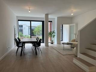 <p><span>IMMO ID BRUXELLES biedt u :</span></p><p><span>Dicht bij de site van Tour & Taxis, de Vlaamse overheid en tal van faciliteiten (Mobiscore 9,4/10), schitterende nieuwe duplexwoning met twee slaapkamers (+/- 119,60 m2) met privéterras, onmiddellijk beschikbaar. </span></p><p><span>Gelegen op de begane grond van een exclusief gebouw dat toegankelijk is via een privéstraat, bestaat deze lichte eenheid, ontworpen met kwaliteitsmaterialen, uit :</span></p><p><span>Een aangename inkomhal, een woonkamer met een grote aluminium erker die uitgeeft op een mooi privéterras, een open L-vormige ingerichte keuken, een berging en een aparte WC, een privétrap, een nachthal, twee mooie slaapkamers, waarvan één met terras, een mooie, grote badkamer (bad met badkolom en douche - dubbele wastafel - handdoekenrek), een tweede aparte WC, en een comfortabele bijkeuken/wasplaats.</span></p><p><span>Goed rendement mogelijk bij verhuur : +/- 1.350€/maand exclusief kosten => +/- 3,75 %</span></p><p><span> </span></p><p><span>De duurzame en verantwoorde aspecten garanderen uitstekende energieprestaties. EPB certificaat: B (minimum). </span></p><p><span>Mogelijkheid tot stalling van fietsen en kinderwagens.</span></p><p><span> </span></p><p><span>Een must-see!</span></p><p><span>Prijs: 361,000 </span></p><p><span>Verkoop van de grond onderworpen aan registratierechten (12,5%) en van de gebouwen onderworpen aan (21%) BTW. </span></p><p><span>Een parkeerplaats en kelder maken het aanbod compleet en kunnen worden gekocht voor : van 28.000 €</span></p><p><span> </span></p><p><span>Aanbod geldig onder voorbehoud van aanvaarding door de verkopers.</span></p><p><span>Niet-contractuele informatie</span></p><p><span> </span></p><p><span> </span></p>