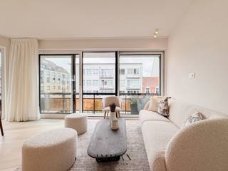 Op de hoek van de Zoutelaan en de Lippenslaan, in het bruisende centrum van Knokke, bevindt zich dit volledig gerenoveerde hoekappartement op...