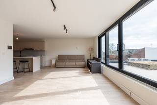 Unieke kans: Ruime duplex van 190 m² met zonnig terras van 30 m²Bent u op zoek naar een moderne, energiezuinige woonst met alle comfort van de...