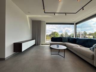 In Bruggenhoek in Zottegem bevindt zich dit bijzonder mooi afgewerkte en instapklare appartement op de tweede verdieping. De combinatie van twee ruime slaapkamers, een royaal terras, een garagebox en verschillende energiezuinige voorzieningen maakt dit een bijzonder comfortabele woonplek.<br /><br />Via de ruime inkomhal bereikt u de verschillende vertrekken van het appartement. Er zijn twee volwaardige slaapkamers, waarvan één voorzien is van praktische ingebouwde kasten. Verder vindt u hier een afzonderlijk toilet en een verzorgde badkamer. Het hart van het appartement is de grote en lichtrijke leefruimte met open keuken. De mooie afwerking en open indeling zorgen voor een aangename woonbeleving, met voldoende ruimte voor zowel een gezellige zithoek als een ruime eettafel. Aansluitend bevindt zich een praktische berging.<br /><br />Een absolute blikvanger is het zuidoostgerichte terras van maar liefst 27 m². Dankzij deze royale oppervlakte creëert u hier moeiteloos een volwaardige buitenleefruimte met plaats voor een eettafel, loungeset en groen. Een heerlijke plek om vanaf de ochtend van de zon te genieten.<br /><br />Ook op het vlak van comfort is aan heel wat gedacht. Zo beschikt het appartement over een waterverzachter en 5 zonnepanelen. De aanwezige gordijnen en lichtarmaturen blijven hangen, waardoor u onmiddellijk kunt intrekken. Ook een vliegenhor is reeds voorzien, een extra is dat er ook zonnescreens aan de buitenkant voorzien zijn. <br /><br />Bij het appartement hoort bovendien een private garagebox, inbegrepen in de huurprijs. Voor fietsen is er een gemeenschappelijke fietsenberging aanwezig.<br /><br />De gemeenschappelijke kosten bedragen 90,00 EUR/maand en het appartement is onmiddellijk beschikbaar. Op zoek naar een ruim, stijlvol afgewerkt appartement met een uitzonderlijk groot terras in Zottegem? Dien dan eenvoudig uw bezoekaanvraag in via de website van Immo Francois. Wij nemen graag contact met u op om een bezoekmoment in te plannen.<br /><br />