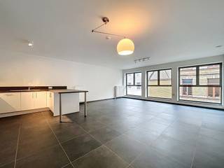 <strong>GELIEVE NIET TE BELLEN, maar uw bezoek aan te vragen via immodavinci.be<br />Ga naar het pand dewelke u interesseert en druk op de knop “Bezoek Aanvragen” onderaan de profielfoto van de contactpersoon.<br /><br />LIGGING</strong><span>:<br /></span><span>Welkom in de <strong>Visserij</strong>, een van de meest geliefde buurten in Gent. Dit appartement ligt in een charmante straat midden in het bruisende hart van de wijk. U woont hier op wandelafstand van het <strong>Keizerspark</strong>, <strong>Portus Ganda</strong> en het <strong>historische centrum</strong>. Dankzij de nabijheid van de <strong>R40</strong> en <strong>station Gent-Dampoort</strong> geniet u van een uitstekende bereikbaarheid. De omgeving combineert water, groen en stedelijke levendigheid, ideaal voor wie graag wandelt, fietst en het beste van de stad wil beleven.<br /><br /></span><strong>INDELING</strong><span>:<br /></span><span>Dit recent gerenoveerde<strong> duplex appartement</strong> bevindt zich op de <strong>tweede en derde verdieping</strong> van een kleinschalige residentie (lift aanwezig). U wordt verwelkomd in een inkomhal met gastentoilet. De ruime leefruimte met open, volledig uitgeruste keuken vormt het hart van het pand en heeft aansluitend een praktische berging. </span><span>Het appartement beschikt verder over twee slaapkamers, een ruime multifunctionele ruimte dewelke kan gebruikt worden als bureelruimte / speelkamer / dressing of 3de slaapkamer, 2 badkamers, een tweede toilet en een praktische wasruimte/berging. Via de grote raampartijen op de bovenste verdieping is er toegang tot het gezellige terras met prachtige vergezichten. In het gebouw is een gemeenschappelijke fietsenstalling voorzien met plaats voor twee fietsen per appartement.</span><br />
<p>De eigenaar staat in voor het tweejaarlijks onderhoud van de gaswandketel en het jaarlijks onderhoud van het ventilatiesysteem type D. Daarnaast hoeft de huurder geen aparte huurdersaansprakelijkheidsverzekering af te sluiten, gezien de eigenaar beschikt over een polis met afstand van verhaal. <span>De kostprijs van bovenstaande zaken is reeds vervat in de huurprijs.</span></p>
<strong>BIJKOMENDE INFO:</strong><br /><span>Huurprijs: € 1.350/maand + € 75/maand gemeenschappelijke kosten</span><br /><span>Termijn: 3 jaar (Verlenging mogelijk!)</span><br /><span>Beschikbaarheid: onmiddellijk</span><br /><span>DOMICILIE VERPLICHT!</span><br /><br /><strong>BEZOEK AANVRAGEN VIA IMMODAVINCI.BE</strong>