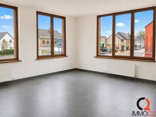 <strong>Ruim duplex appartement van 151 m² met 3 slaapkamers en zonnig terras in Kwaadmechelen</strong><br /><br />Bent u op zoek naar de ruimte van een woning gecombineerd met het comfort van een appartement? Dan is dit uitzonderlijk ruime duplex appartement van maar liefst 151 m² zeker een bezoek waard. Gelegen in het centrum van Kwaadmechelen (Tessenderlo-Ham) geniet u hier van een praktische indeling, drie volwaardige slaapkamers en een ruim terras met veel privacy.<br /><br /><strong>Leefverdieping</strong><br />+ Inkomhal met trap naar de slaapverdieping<br />+ Apart gastentoilet<br />+ Ruime leefruimte aan de straatzijde<br />+ Gezellige zithoek met aansluitende open keuken voorzien van keukeneiland<br />+ Berging / wasplaats<br />+ Ruim terras van ca. 14,5 m² met veel privacy, aansluitend aan de keuken en zithoek<br /><br /><strong>Slaapverdieping</strong><br />+ Nachthal<br />+ Badkamer uitgerust met dubbele lavabo, ligbad met douchemogelijkheid en toilet<br />+ 3 ruime slaapkamers<br /><br /><strong>Extra info</strong><br />+ Bewoonbare oppervlakte van maar liefst 151 m²!!!<br />+ 3 volwaardige slaapkamers<br />+ Ruim terras (14,5 m²) met voldoende privacy<br />+ Centrale verwarming op aardgas<br />+ EPC: 180 kWh/m²/jaar, label B met UC: 2353689<br />+ Gemeenschappelijke lasten bedragen € 98,92 per maand<br />+ Carport verplicht bij aan te kopen aan € 10.000 excl. aankoopkosten<br /><br /><strong>Ligging</strong><br />Dit duplex appartement geniet van een centrale ligging in Kwaadmechelen (Tessenderlo-Ham), op wandelafstand van winkels, scholen en openbaar vervoer. Dankzij de nabijheid van het op- en afrittencomplex van de E313 bent u bovendien vlot verbonden met de omliggende steden.<br /><br /><strong>Investering met potentieel</strong><br />Dankzij de ruime oppervlakte, de gunstige EPC-score en de centrale ligging vormt dit appartement niet alleen een ideale gezinswoning, maar ook een interessante opportuniteit voor investeerders.