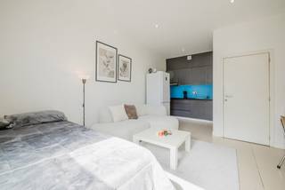 <strong>Wonen op een locatie die zelden op de markt komt!</strong><br /><br /><strong>LIGGING</strong><br /><br />Deze studio blinkt vooral uit door iets wat onmogelijk te creëren is, namelijk een uitzonderlijke ligging.<br />Gelegen aan de Leie, midden in het historische centrum van Gent, woont u hier op één van de meest gegeerde locaties van de stad. <br />Een plek waar geschiedenis, cultuur, gastronomie en stadsleven naadloos samenvloeien.<br /><br />Vanuit deze kleinschalige residentie wandelt u in enkele minuten naar de Vrijdagsmarkt, het Patershol, Sint-Jacobs en het Baudelopark.<br />Hier geniet u dagelijks van de unieke sfeer die Gent internationaal zo geliefd maakt.<br />Gezellige terrasjes, restaurants, trendy boetieks, universiteiten, culturele evenementen en historische monumenten bevinden zich letterlijk om de hoek.<br />Tegelijk zorgen de uitstekende verbindingen met het openbaar vervoer ervoor dat de rest van de stad en daarbuiten moeiteloos bereikbaar blijft.<br /><strong>MOBISCORE: 9,3/10! </strong><br /><br /><strong>INDELING</strong><br /><br />Binnenin beschikt de studio over een aangename open leefruimte met geïntegreerde keuken, waardoor een gezellige en praktische woonomgeving ontstaat.<br />Daarnaast is er een badkamer voorzien van douche, wastafel en toilet.<br />De efficiënte indeling zorgt ervoor dat elke vierkante meter optimaal benut wordt.<br /><br />Momenteel is de studio verhuurd tot eind augustus 2026, wat het niet alleen aantrekkelijk maakt voor eigen bewoning maar ook voor investeerders.<br /><br /><strong>Deze eigendom biedt een zeldzame combinatie van ligging, bereikbaarheid en toekomstwaarde.</strong><br /><br />Contacteer Kevin: <strong>0476 66 55 50</strong><br />(Sommige beelden zijn referentiebeelden)