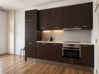 Surf naar www.abricasa.be en plan jouw verhuurafspraak in samen met onze digitale assistente Alice!Charmante studio op centrale ligging vlakbij het Eilandje! Dit appartement bevindt zich op de 3 de verdieping en bestaat uit een leefruimte met volledig ingerichte keuken en een badkamer met douche, toilet en lavabo.Er is ook een wasmachine en droogkast aanwezig. - NIET GEMEUBELD- Maandelijkse kosten: 140,- euro en bevatten: provisie gas, water en elektriciteit + minuterie gemeenschappelijke delen- Huurwaarborg: 1.830,- euro (3 maanden huur)- Beschikbaar: 01/06/2026- Type contract: Bepaalde duur (1 jaar) (verlengbaar)- EPC: 210 kWh/m² UC: 20220207-0002541179-RES-1Wens je jouw huis, appartement, bouwgrond of opbrengsteigendom te verkopen? Op zoek naar een vastgoedmakelaar voor de verhuur of het beheer van jouw eigendom(men)? Leer ons kennen! Abricasa staat voor een persoonlijke vastgoedbegeleiding van A tot Z! Bel ons voor een vrijblijvende afspraak op 03 259 04 04 of spring binnen op ons kantoor te Kasteelstraat 58 - 2000 Antwerpen! Je bent van harte welkom!