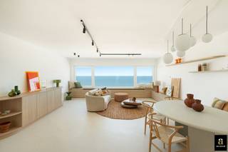 <p><span>Magnifique appartement entièrement rénové au septième étage, idéalement situé entre la Lichttorenplein et l’Albertplein, bénéficiant d’une vue dégagée et impressionnante sur la mer et la plage. L’appartement a été aménagé avec des matériaux et des finitions de grande qualité, alliant un intérieur élégant et contemporain à un confort de vie optimal. La résidence elle-même a également fait l’objet d’importants travaux de rénovation ces dernières années, notamment au niveau des halls d’entrée, des ascenseurs, de la toiture, des châssis extérieurs et de diverses installations techniques.</span></p>
<p><span>Disposition : vaste hall d’entrée avec vestiaire et toilettes invités. Très lumineuse pièce de vie avec salon et salle à manger, entièrement orientée vers la magnifique vue frontale sur la mer. La cuisine ouverte, entièrement équipée, s’intègre harmonieusement à l’espace de vie. L’espace nuit comprend trois chambres à part entière, une salle de bains et deux salles de douche séparées. Cave privative au niveau -1 et local à vélos commun, accessible par la rue latérale.</span></p>
<p><span>Un appartement prêt à emménager, offrant trois chambres, des finitions haut de gamme et une vue frontale exceptionnelle sur la mer, idéalement situé sur la Digue, dans un emplacement absolument privilégié.</span></p>