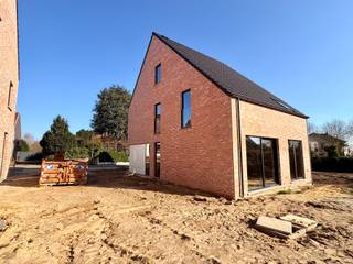 <strong>Welkom in Hoeilaart Bemdekensveld!</strong><br /><br />In Hoeilaart bouwt Matexi 7 ruime nieuwbouwwoningen. Samen vormen ze een kleinschalige buurt die ideaal gelegen is, vlakbij het centrum van Hoeilaart op slechts enkele minuten van Brussel.<br /><br />Dé grote troef van Bemdekensveld is de strategische locatie. Je bevindt je hier vlakbij het centrum van Hoeilaart en <strong>je bereikt snel de snelweg</strong>. Het <strong>Zoniënwoud ligt op maar 5 minuutjes</strong> <strong>fietsen</strong>, het station op 10 minuten.<br /><br />Ook de omgeving maakt dit kleinschalige project ontzettend aantrekkelijk voor gezinnen.<br /><br />De woningen zelf zijn ruim, <strong>comfortabel en energiezuinig</strong>. Dankzij <strong>zonnepanelen en warmtepomp</strong> wordt je energiefactuur tot een minimum herleid. Het hedendaagse ontwerp gaat hand in hand met een kwalitatieve afwerking.<br /><br />Lot 1 is een <strong>halfopen bebouwing</strong> met <strong>4 slaapkamers </strong>met een <strong>grondoppervlakte </strong>van <strong>388 m²</strong>. De <strong>inpandige garage</strong> en de aanleg van het terras zitten mee inbegrepen in de prijs, de <strong>zolder is optioneel af te werken</strong>.<br /><br />Heb je interesse? Neem dan snel contact met ons op.