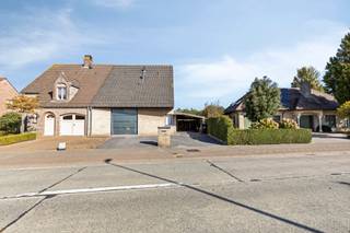 Ben je op zoek naar een woning die wonen, zorgen en/of werken moeiteloos combineert? Dan is deze charmante halfopen bebouwing met volledig uitgerust bijgebouw precies wat je zoekt! Gelegen in een rustige en kindvriendelijke buurt, biedt deze eigendom een unieke kans voor wie op zoek is naar meer ruimte, flexibiliteit en comfort.<br /><br />* De hoofdwoning<br />Indeling:<br />GLV: ruime inkom met apart toilet, aparte bureauruimte, ruime woonkamer met open keukengedeelte, berging en een aanpalende carport aan de oprit<br />1e verdieping: 3 ruime slaapkamers, moderne badkamer met douche en ligbad<br />2e verdieping: ruime slaapkamer met technische ruimte <br /><br />* Het bijgebouw<br />De losstaande bijwoning beschikt over een eigen ingang, leefruimte, ingerichte keuken, slaapkamer en badkamer met douche en toilet. Dankzij de aparte voorzieningen en indeling is deze unit ideaal als kangoeroewoning voor een inwonende ouder of jongvolwassene, maar kan evengoed worden ingericht als praktijkruimte, kantoor, atelier of vrij beroep. Denk aan een dokterskabinet, schoonheidssalon, coaching ruimte of gewoon een rustige thuiswerkplek – de mogelijkheden zijn eindeloos.<br /><br />Bijzonderheden:<br />- Energiezuinig (EPC B)<br />- Tal van mogelijkheden met het bijgebouw<br /><br />Mis deze unieke kans niet om wonen en werken harmonieus te combineren. Bezoekdag op 25/10. Een bezoek reserveren kan via de volgende link: https://albert.immo/listing/7145476 of door contract op te nemen met Jill via jill.de.deurwaerdere@albert.immo of 0495 69 61 64. <br /><br />Bij Albert kom je thuis