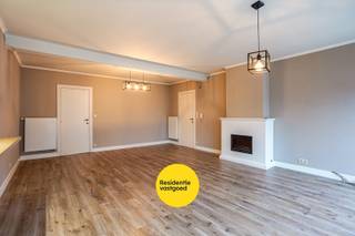 Zeer mooi en ruim appartement gelegen in het centrum van Eernegem.Het appartement bevindt zicht op het eerste verdiep en bevat o.m.:ruime living met...