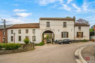 Deze karaktervolle woning uit 1668, met een bewoonbare oppervlakte van ca. 260 m² op een royaal perceel van 1.837 m², is een ideale keuze...